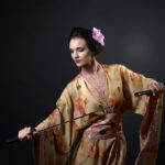 着物の女性と日本刀
