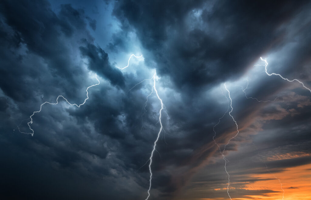 雷雲轟く