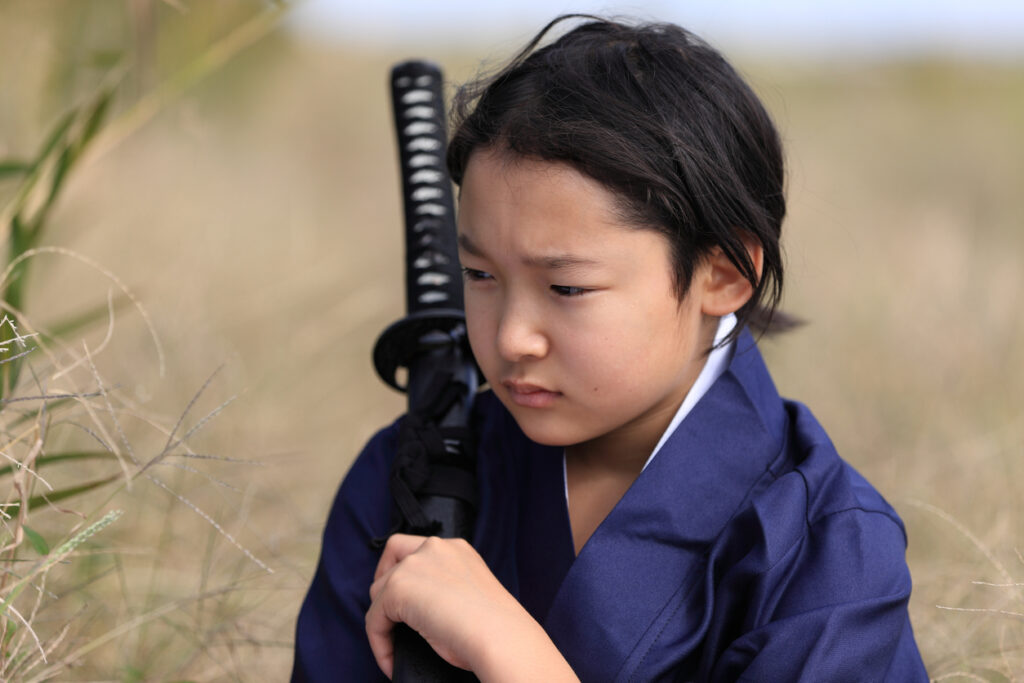 悲しげな武士の少年